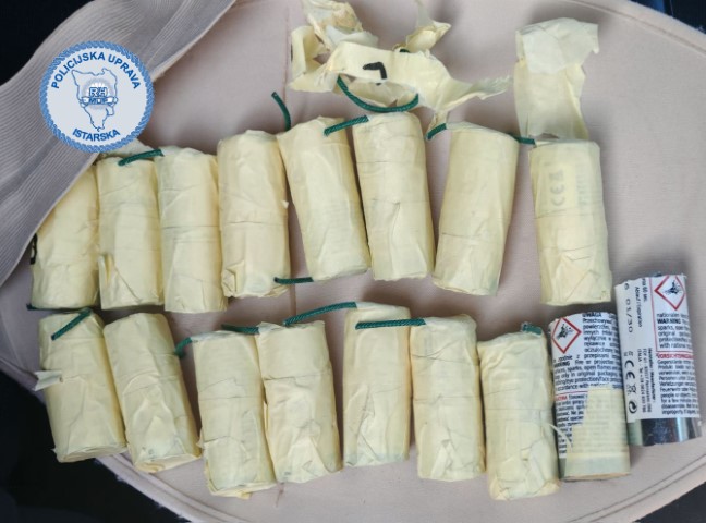 Kao u krimi filmu! U lažnom trudničkom trbuhu policija otkrila pirotehnička sredstva.